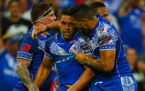 Antonio Winterstein (c) celebrates his try against England in 2014, with Josh McGuire (L) in the background.