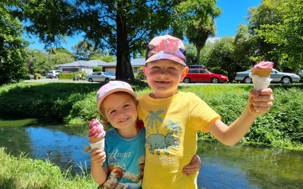 Levi Skinner, 6, and Freya Skinner, 4, enjoying an ice cream in Christchurch's Cashmere on 29 December, 2022.