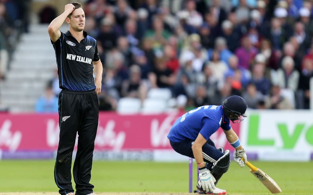 New Zealand cricketer Matt Henry playing England 2015.