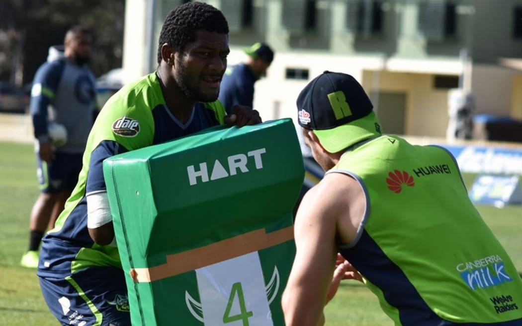 Masivesi Dakuwaqa training with the Canberra Raiders.