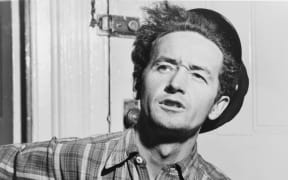 Woody Guthrie, 1943