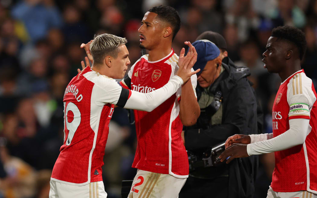 Leandro Trossard (L) of Arsenal celebrates with William Saliba.