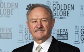 (FILES) Actor Gene Hackman holds the Cecile B. DeMille Award at the 60th Annual Golden Globe Awards in Beverly Hills, California on January 19, 2003. Oscar-winning US actor Gene Hackman and his wife Betsy Arakawa have been found dead inside their home in New Mexico, media outlets reported on February 27, 2025. Santa Fe County Sheriff Adan Mendoza said the couple were found dead the day before afternoon, adding that there was no immediate indication of foul play, according to the Santa Fe New Mexican, Variety and Sky News. (Photo by HECTOR MATA / AFP)