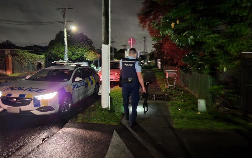 A Police operation underway in the Auckland suburb of Pakuranga on 2 June 2022.