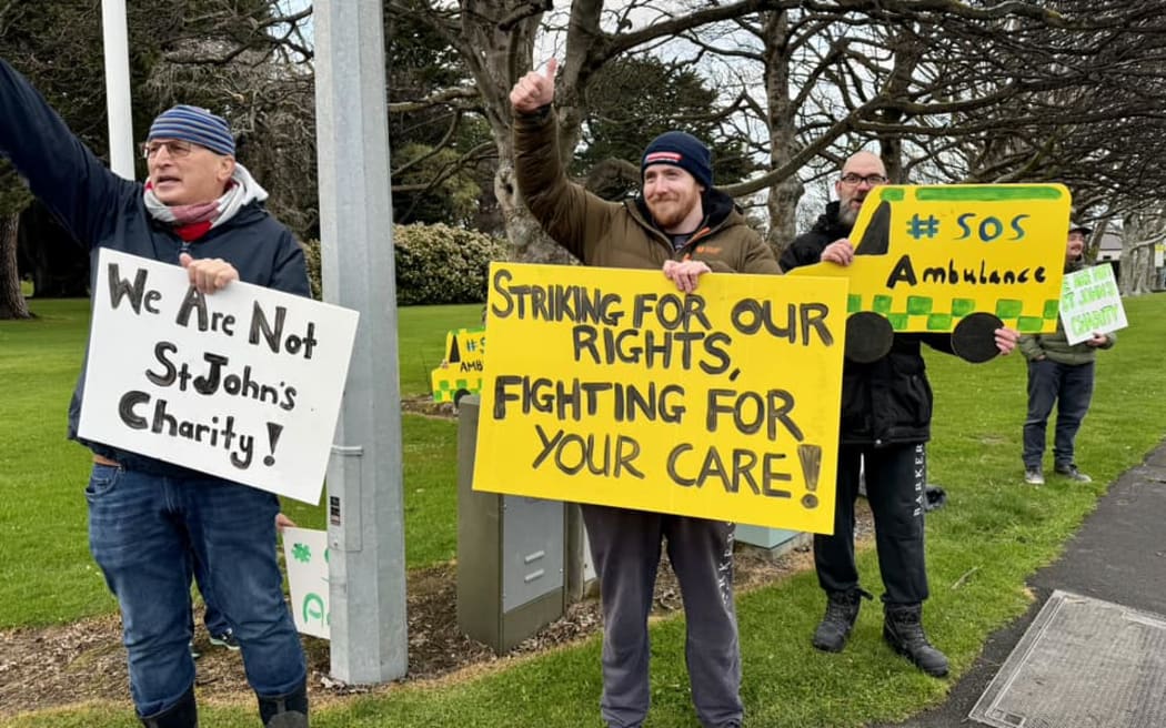 First Union and New Zealand Ambulance Association ambulance officers rallying in Invercargill.