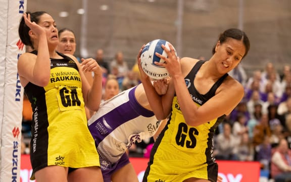 Pulse GA Te Amo Amaru-Tibble and GS Aliyah Dunn.