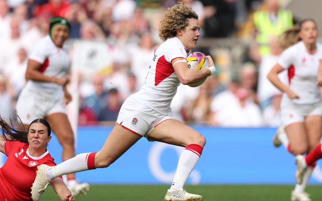 England's full back Ellie Kildunne scores a try during the Women’s Rugby World Cup final between Canada and England at The Allianz Stadium, Twickenham, south-west London on September 27, 2025. (Photo by Adrian Dennis / AFP)