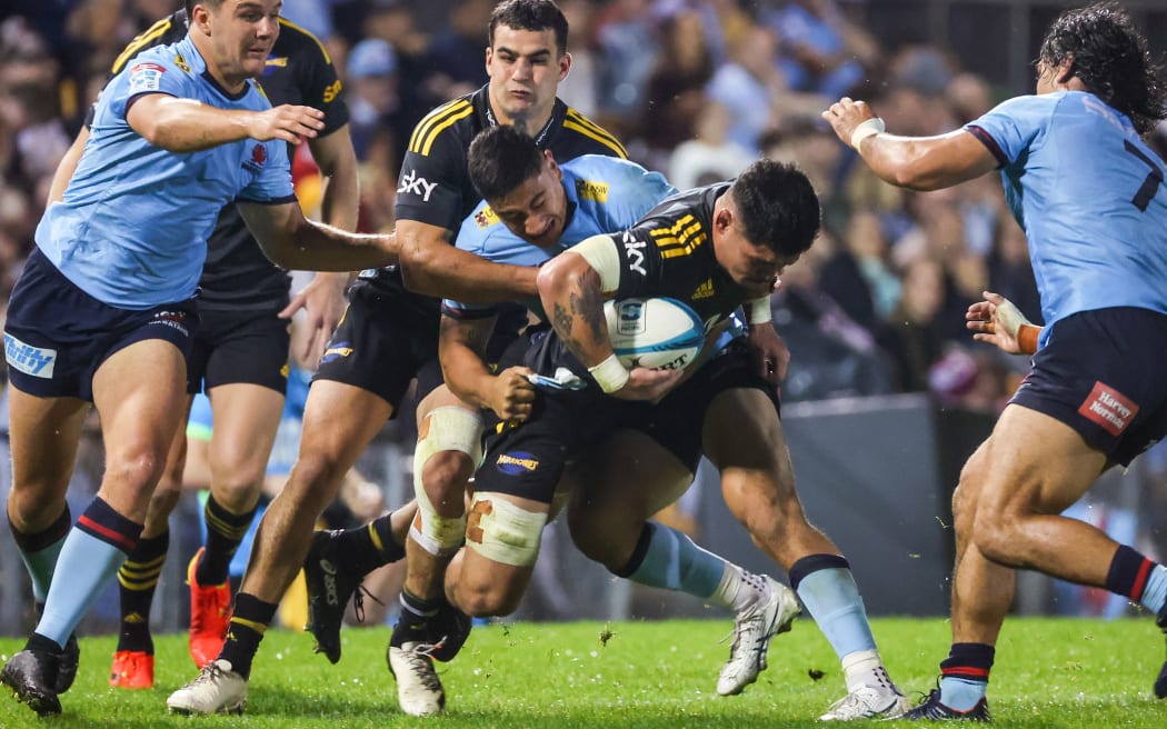 Du'Plessis Kirifi charges on against the NSW Waratahs.