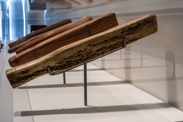 Installation view, ’Ahu: Ngā Wairua o Hina, Collection of Museum of New Zealand Te Papa Tongarewa. Commissioned 2023. Vaiei Tupuna, Te Pātaka Toi Adam Art Gallery, Te Herenga Waka—Victoria University of Wellington, 2024.