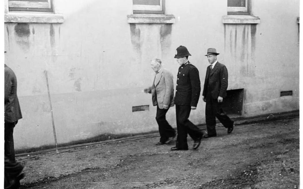 Leo Silvester Hannan with a constable and a detective outside the Wellington Courthouse in 1950.