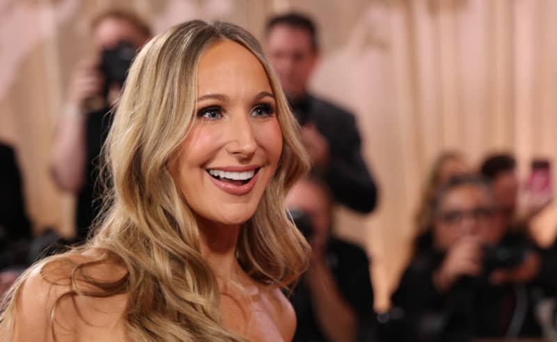 US comedian Nikki Glaser attends the 83rd annual Golden Globe Awards at the Beverly Hilton hotel in Beverly Hills, California, on January 11, 2026. (Photo by Michael Tran / AFP) / -- IMAGE RESTRICTED TO EDITORIAL USE - STRICTLY NO COMMERCIAL USE --