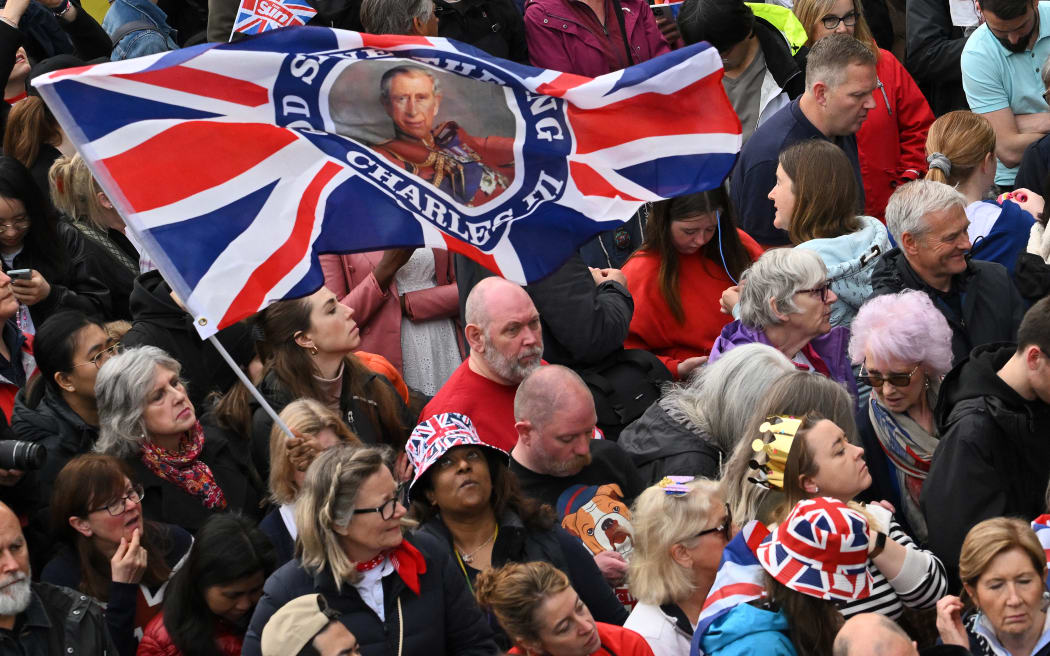 Well-wishers line the route of the 'King's Procession', a two kilometres stretch from Buckingham Palace to Westminster Abbey, in central London, on May 6, 2023 ahead of the Coronation of King Charles III. - The set-piece coronation is the first in Britain in 70 years, and only the second in history to be televised. Charles will be the 40th reigning monarch to be crowned at the central London church since King William I in 1066. Outside the UK, he is also king of 14 other Commonwealth countries, including Australia, Canada and New Zealand. Camilla, his second wife, will be crowned queen alongside him and be known as Queen Camilla after the ceremony. (Photo by SEBASTIEN BOZON / POOL / AFP)