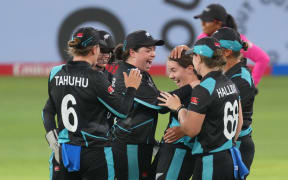 Fran Jonas (C) of New Zealand celebrates the wicket with teammates during the New Zealand White Ferns v Pakistan Women, 2024 ICC Women’s T20 World Cup.