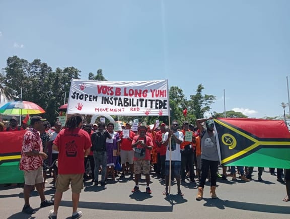 A peaceful protest is currently happening at the front of the Vanuatu parliament, with participants voicing their demand to put an end to political instability in Vanuatu.