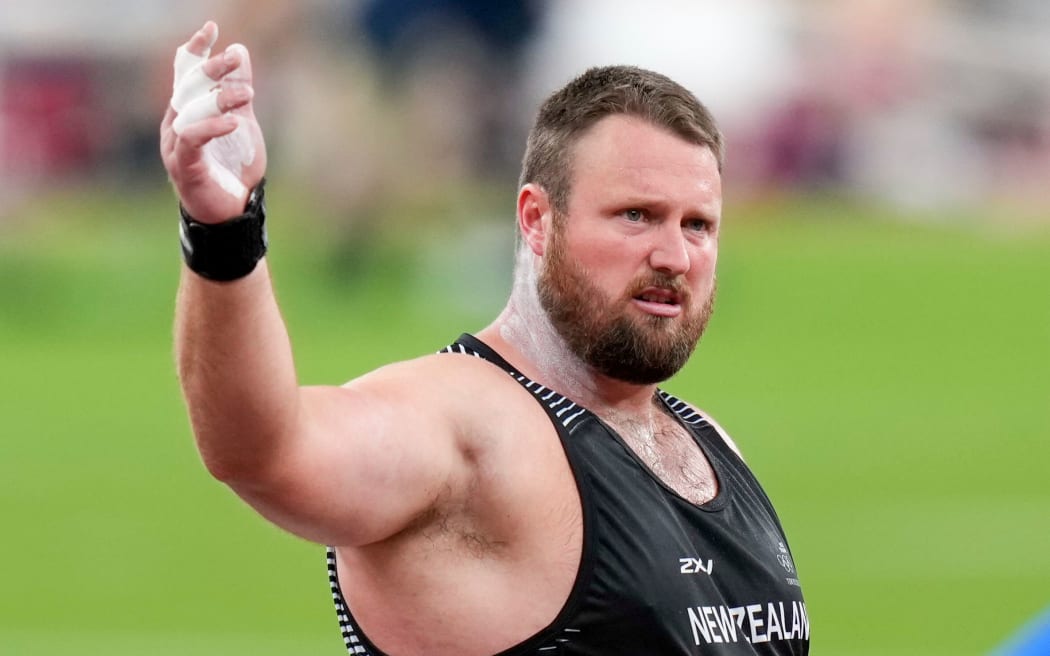 Tom Walsh gets red flagged at Tokyo Olympics shot put qualifying.