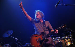 NEW YORK - MARCH 30: Musician Bob Weir of the band The Dead performs at Roseland Ballroom on March 30, 2009 in New York City.   Bryan Bedder/Getty Images/AFP (Photo by Bryan Bedder / GETTY IMAGES NORTH AMERICA / Getty Images via AFP)