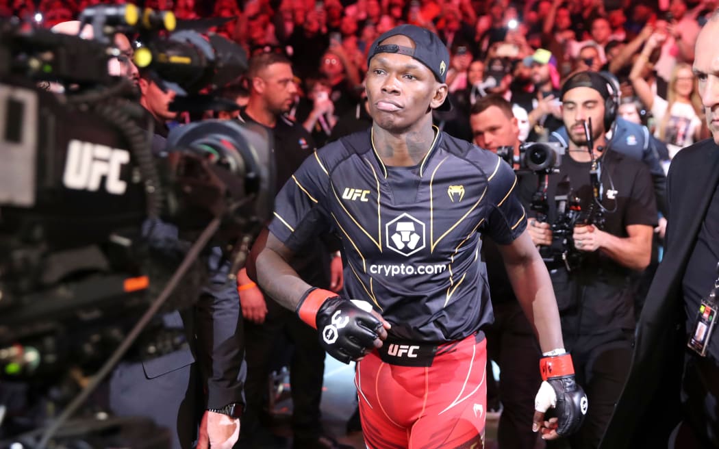 Israel Adesanya 走向八角形。  UFC 293，澳洲雪梨奧林匹克公園曲多斯銀行競技場。