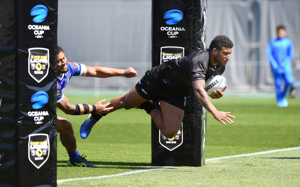 Viliame Kikau scores one of his two tries