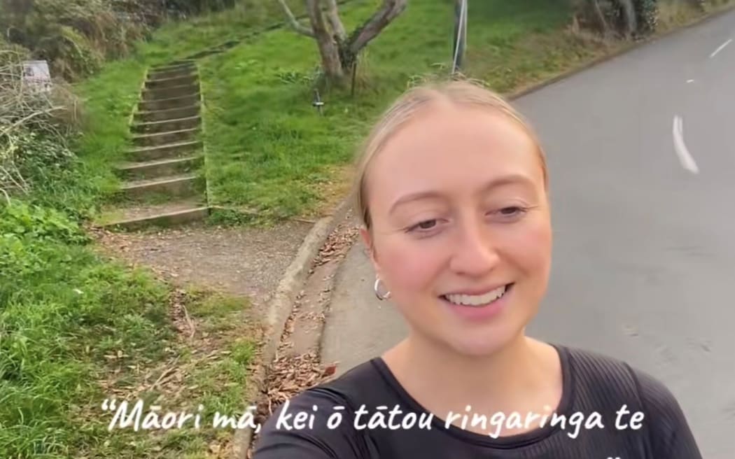 Ashley McGregor, TikTok'ta tamamen Maori dilinde konuştuğu videolar yayınlıyor.