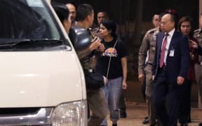 Eighteen-year-old Saudi woman Rahaf Mohammed al-Qanun (C) is escorted to a vehicle by a Thai immigration officer and United Nations High Commissioner for Refugees (UNHCR) officials at Suvarnabhumi international airport in Bangkok on January 7, 2019.