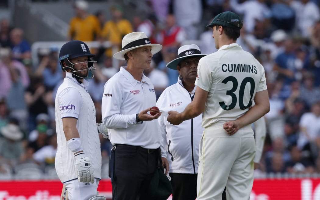 Umpire Chris Gaffaney (C) explains to Australia's Pat Cummins (R) that the TV umpire Marais Erasmus has advised him that Australia's Mitchell Starc was not in control of a catch that would have dismissed England's Ben Duckett on day four of the second Ashes cricket Test match between England and Australia at Lord's cricket ground in London on July 1, 2023. (Photo by Ian Kington / AFP) / RESTRICTED TO EDITORIAL USE. NO ASSOCIATION WITH DIRECT COMPETITOR OF SPONSOR, PARTNER, OR SUPPLIER OF THE ECB