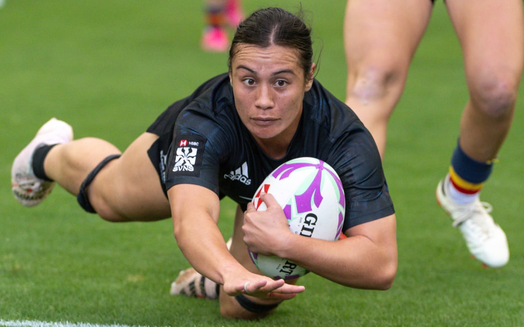 Tysha Ikenasio scores a try against Spain at the Singapore Sevens.
