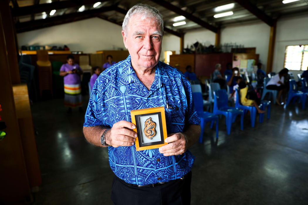 Founder of Koroipita, Peter Drysdale with a gift from the New Zealand Speaker-led delegation