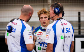 Liam Lawson, with members of the Racing Bulls crew, at the Bahrain Grand Prix, 14 April, 2025.