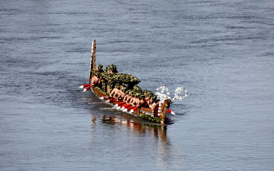 Kiingi Tuheitia's body being transported up the Waikato river