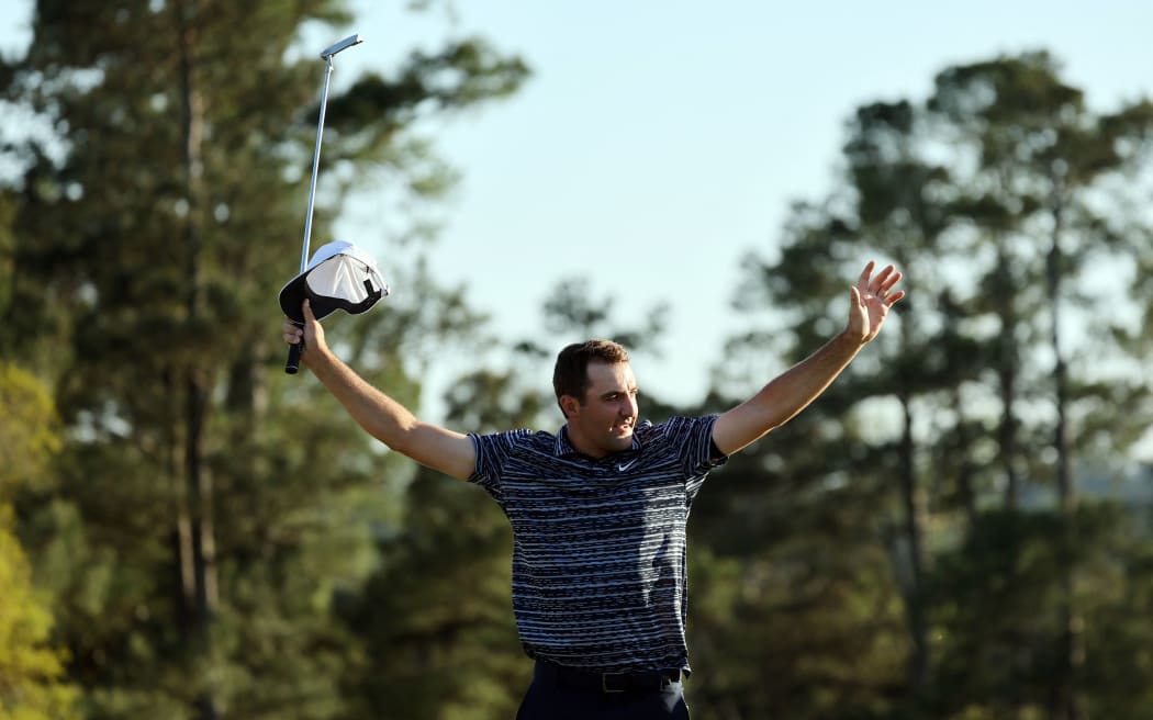 Scottie Scheffler celebrates on the 18th green after winning the Masters at Augusta National Golf Club 2022.