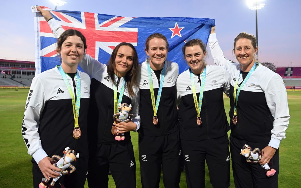 Georgia Plimmer, Amelia Kerr, Maddy Green, Jess McFadyen and captain Sophie Devine of New Zealand with their bronze medals.
2022 Birmingham Commonwealth Games.
