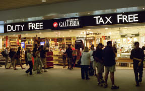 AUCKLAND, NEW ZEALAND - NOVEMBER 02:  Auckland International Airport duty free shopping.  (Photo by David Hallett/Getty Images)