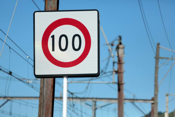 060114. Photo Diego Opatowski / RNZ. 100 KM sign.