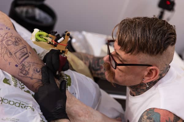 Derek Thunders tattooing at Rogers Tatooart