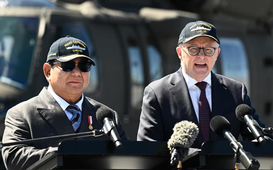 Australian Prime Minister Anthony Albanese (right) and Indonesian President Prabowo Subianto announced a security agreement in November. (AAP: Dan Himbrechts)