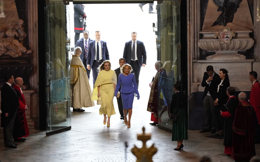 US First Lady Jill Biden and her grand daughter Finnegan Biden arrive at Westminster Abbey in central London on May 6, 2023, ahead of the coronations of Britain's King Charles III and Britain's Camilla, Queen Consort. - The set-piece coronation is the first in Britain in 70 years, and only the second in history to be televised. Charles will be the 40th reigning monarch to be crowned at the central London church since King William I in 1066. Outside the UK, he is also king of 14 other Commonwealth countries, including Australia, Canada and New Zealand. Camilla, his second wife, will be crowned queen alongside him, and be known as Queen Camilla after the ceremony. (Photo by Andrew Matthews / POOL / AFP)