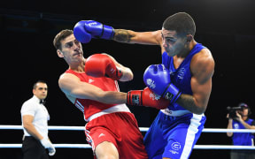 New Zealand's Leroy Hindley ( Blue ) in action against Northern Ireland's Aidan Walsh. Men's 69kg boxing at Oxenford Studios. 2018 Commonwealth Games, Gold Coast, Australia. Tuesday 10 April 2018. © Copyright photo: Andrew Cornaga / www.photosport.nz