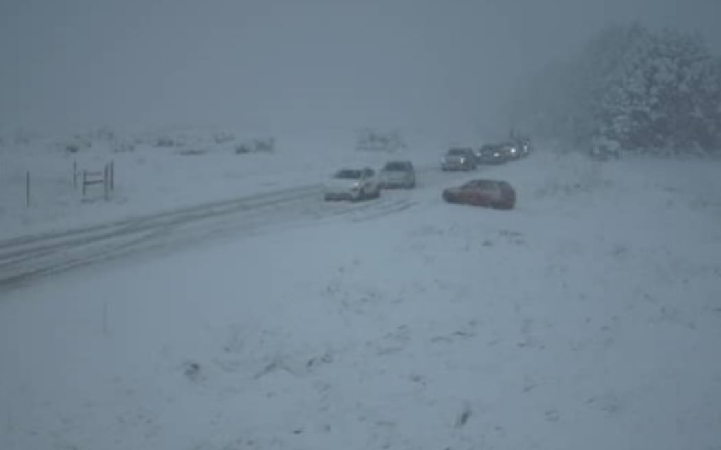 Some drivers have become stuck in the snow at Gorge Hill on SH94 in Southland. Photo: Waka Kotahi