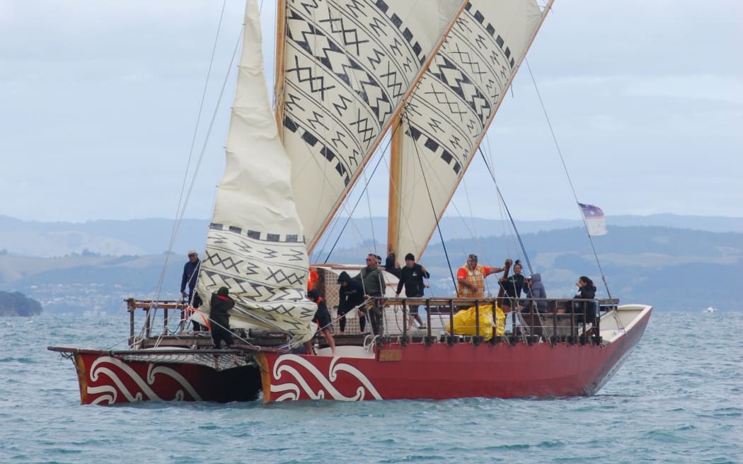 The waka hourua carrying kiwi arrives at Motutapu.