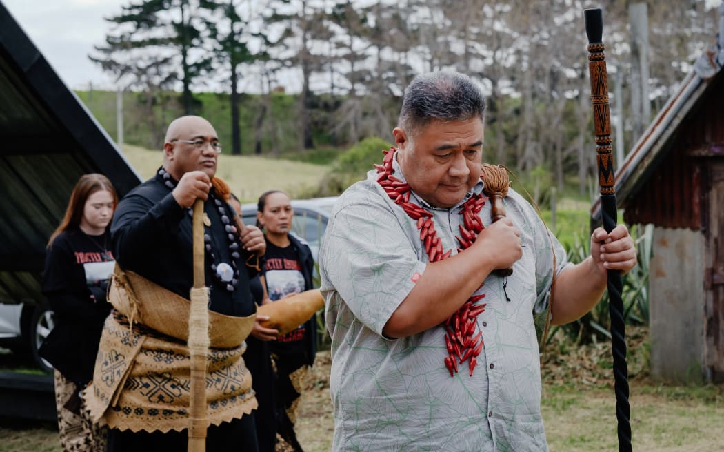 Mati Filemoni Timoteo (Samoan Matai or High Chief) and Pakilau o Mana Moana Manase Lua guide the guest of honour and Taumu’a into the kava ceremony.