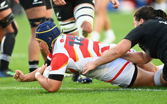 Japanese player Yuka Sadaka scores a try against Black Ferns 2022.