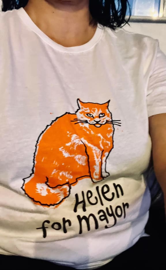هيلين ترتدي قميصًا لرئيس البلدية
