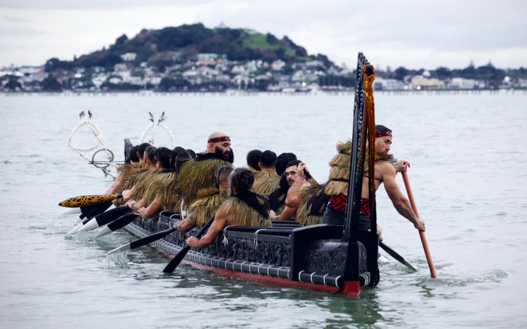 Te Kawau comes back onto land