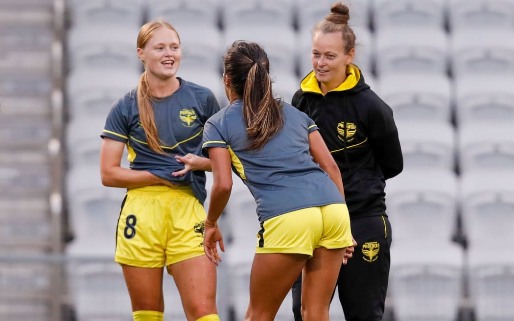 Phoenix coach Gemma Lewis talks with Grace Wisnewski.