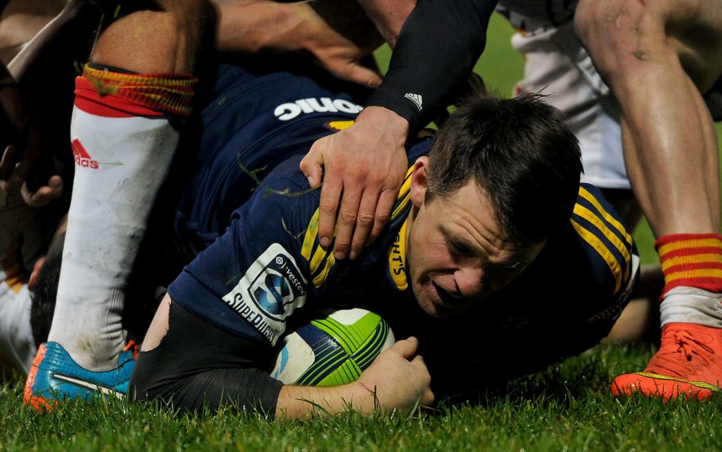 The Highlanders' fullback and captain Ben Smith scores a try.