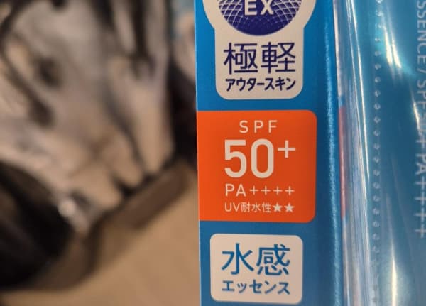 A Japanese sunscreen packaging that shows the SPF rating and water resistance rating with stars.