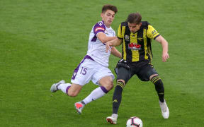 Wellington Phoenix's Alex Rufer and Perth Glory's Brandon Wilson.