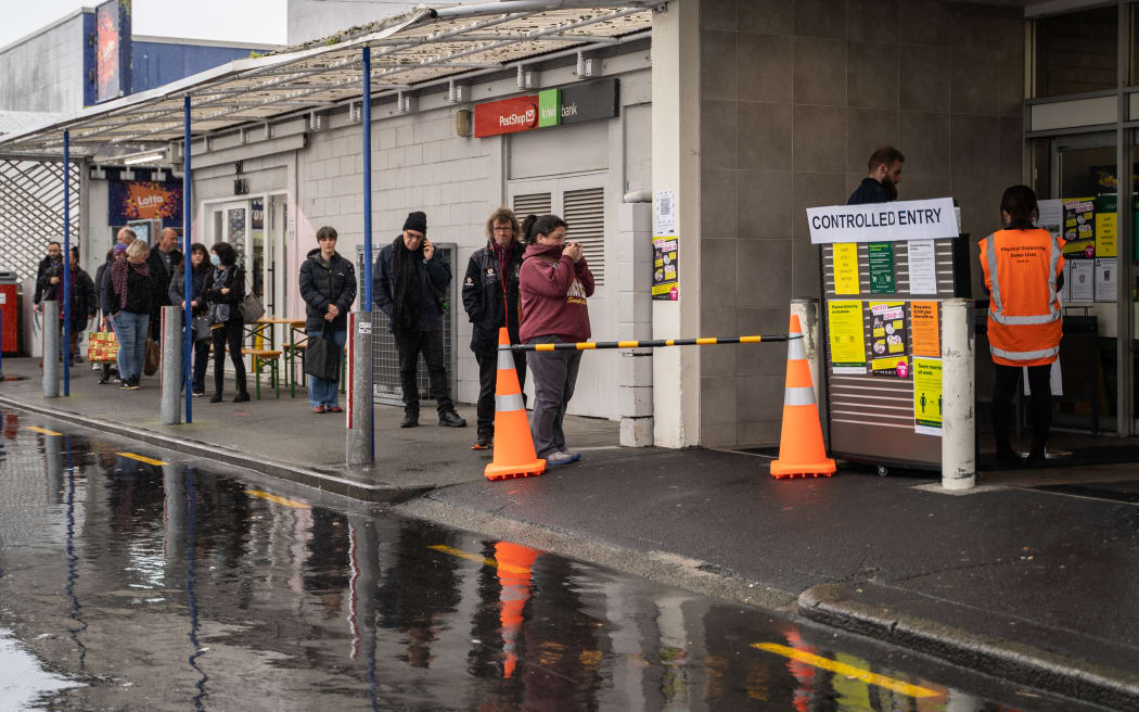 Shoppers at Countdown Point chevalier following the government's decision that Auckland would re-enter lockdown due to covid-19 concerns.