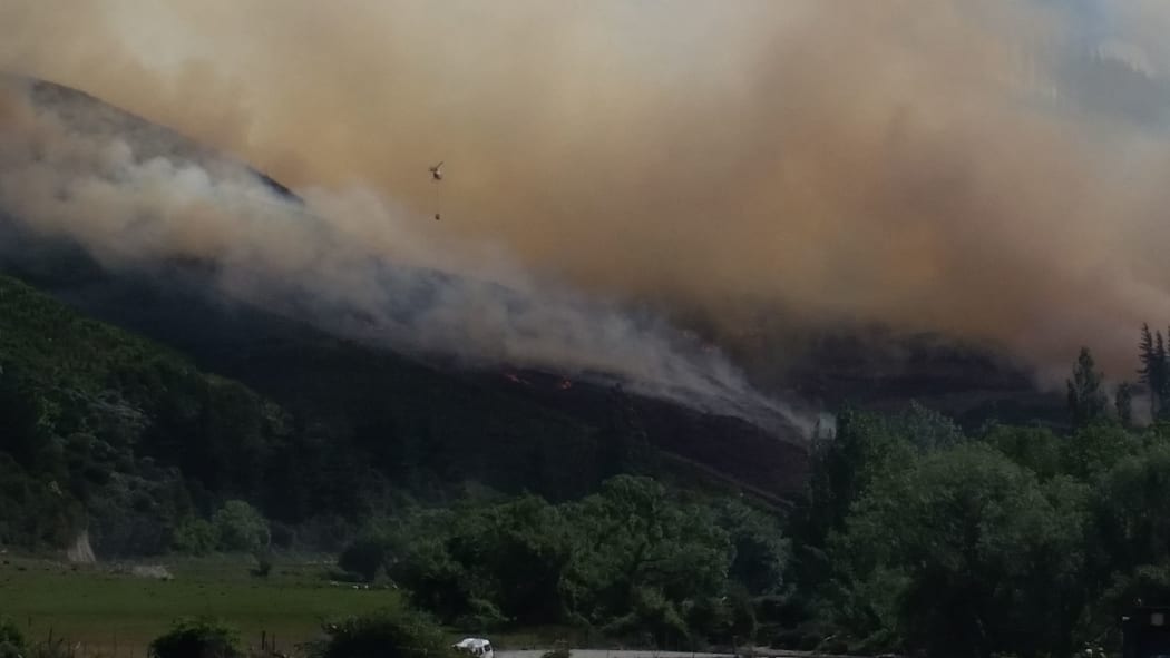 Nine helicopters are fighting the forest fire in the Waikakaho Valley by air.