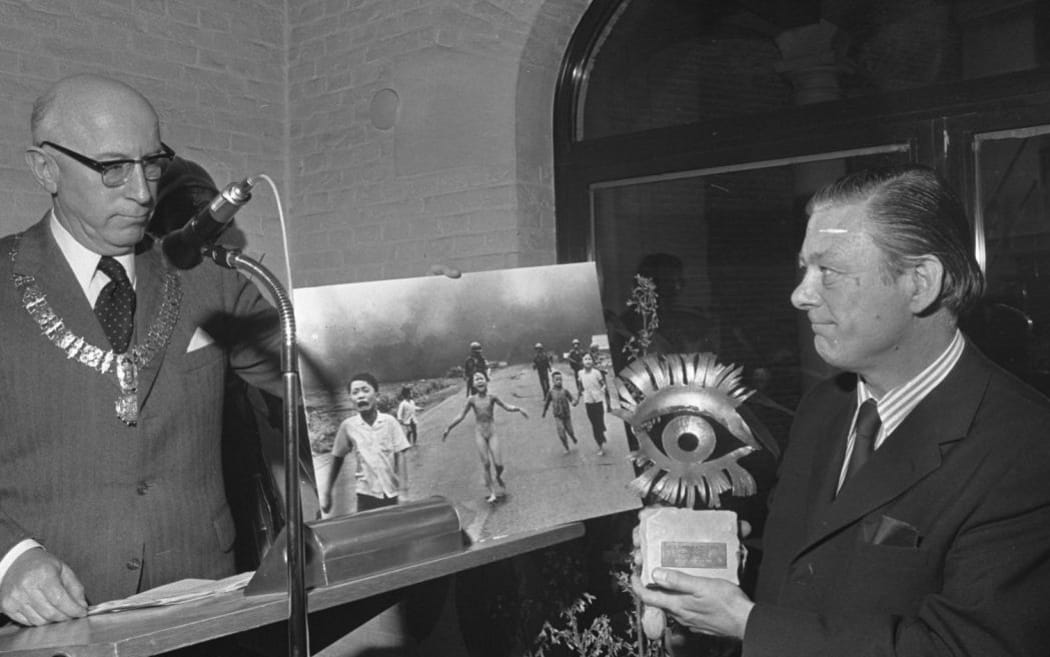 Peter Gail, AP representative, receives the Golden Eye Award on behalf of Nick Ut from Ivo Samkalden, Mayor of Amsterdam, Amsterdams Historisch Museum, 4 April 1973